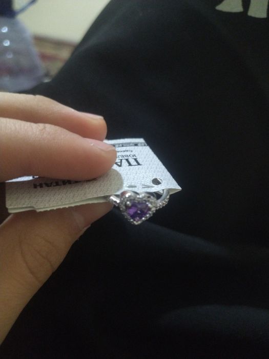 Kumush uzuk : yangi holatda sovgʻaga olingan lekin qaytarib sotilyapti