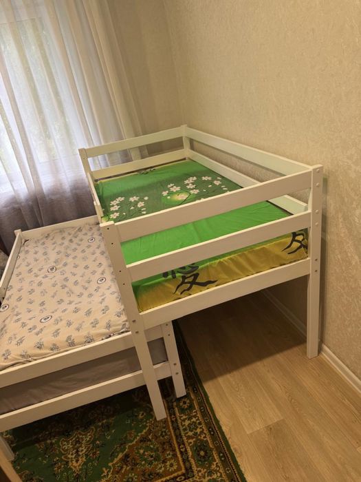 Кровать двухярусная с матрасами