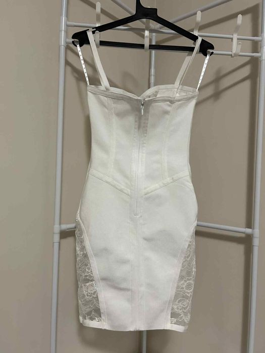 Бяла, бандажна рокля