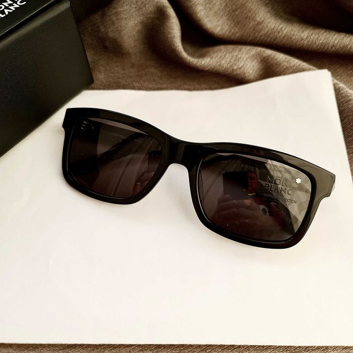 Солнцезащитные очки.