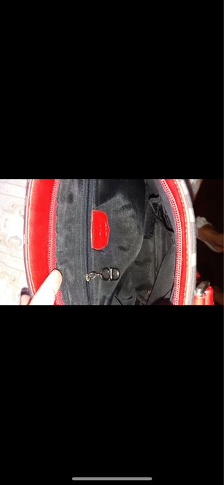 Чанта с червени дръжки