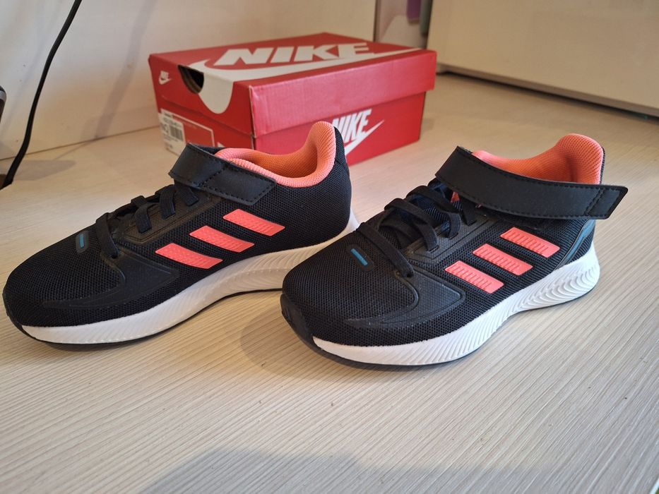 Нови маратонки адидас 28 номер