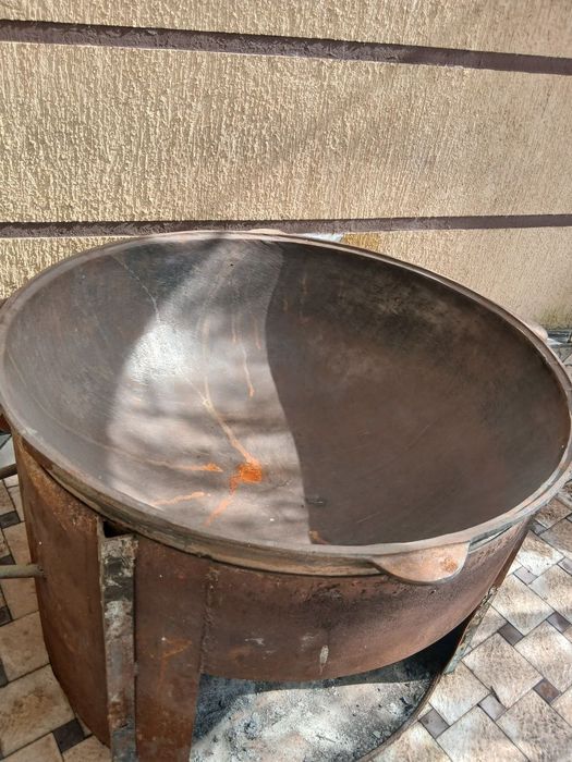Chugun qozon sotiladi