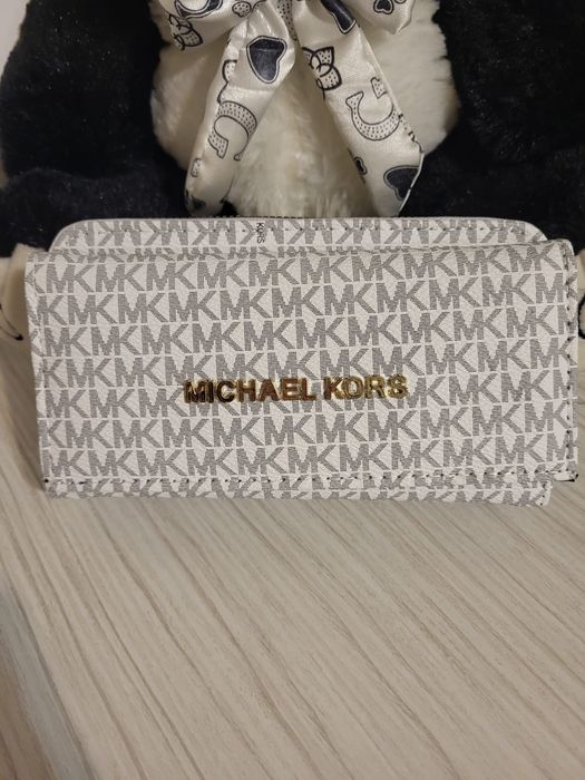 Portofele dama diferite culori si mărci