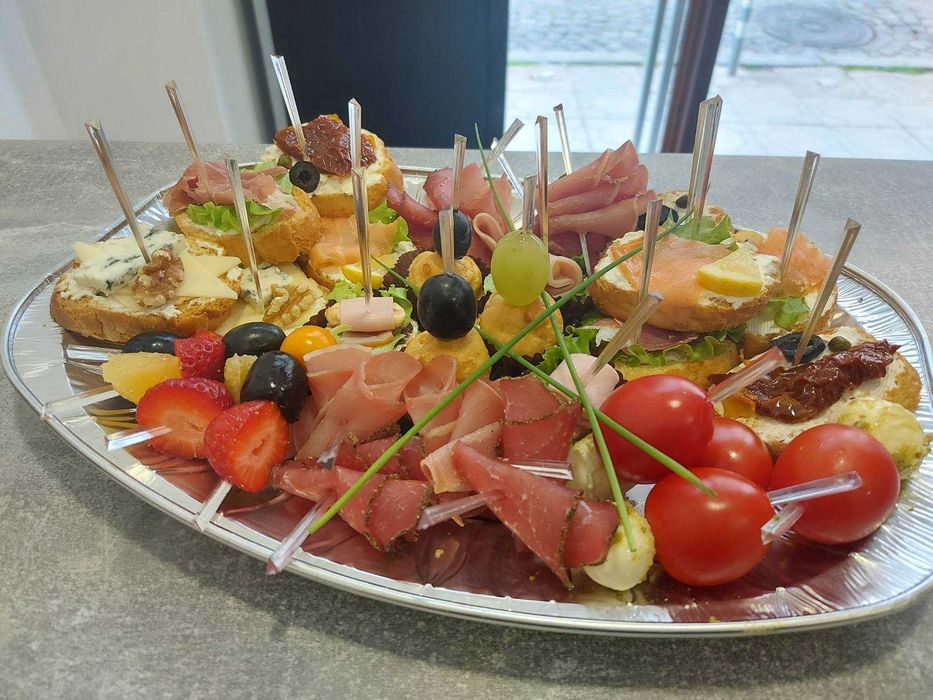 Коктейлни маси тип щъркел под наем от кетърингхапки.com 18лв.