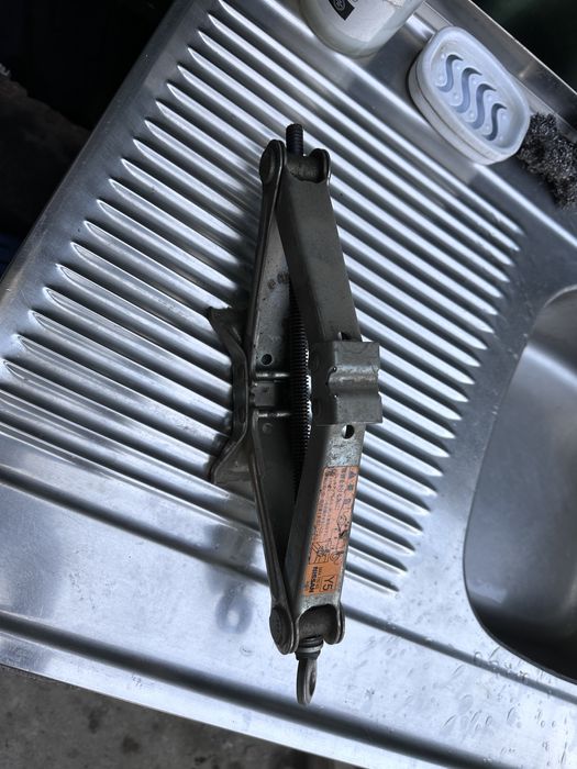 Продам домкрат оригинал