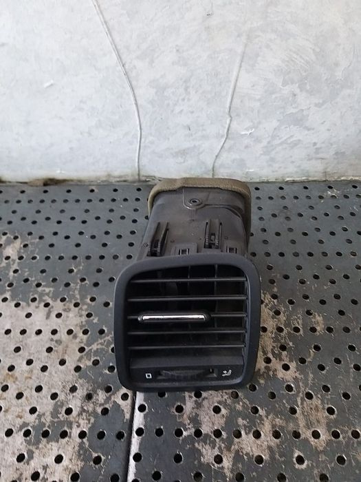 Grila ventilatie bord stanga skoda yeti 5l 5l0819701