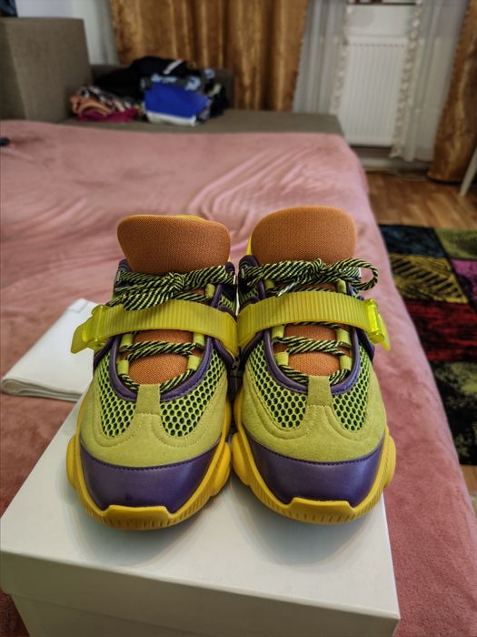 Vând adidași moschino