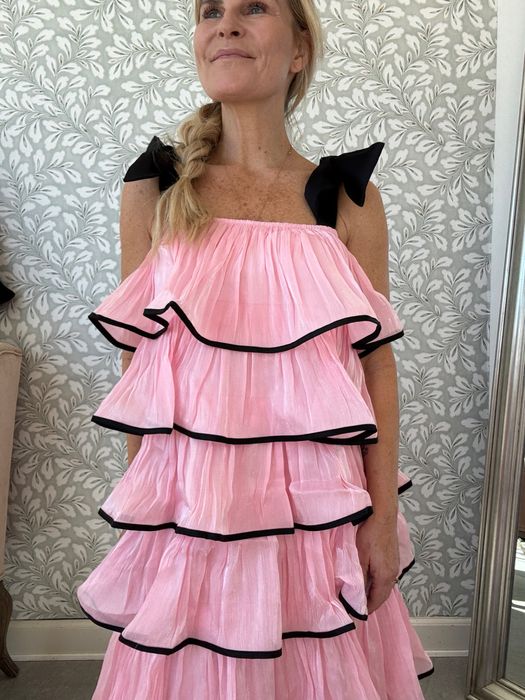 Дизайнерска рокля на волани