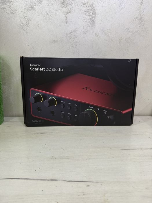 Focusrite Scarlett 2i2 Studio Pack 4th Gen sigilata !