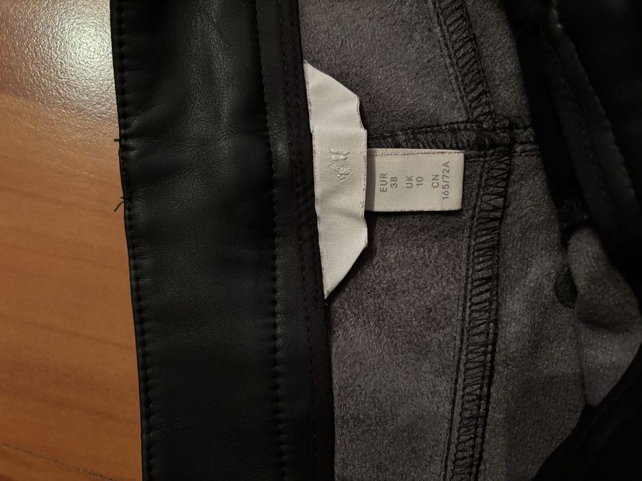 Черен кожен клин