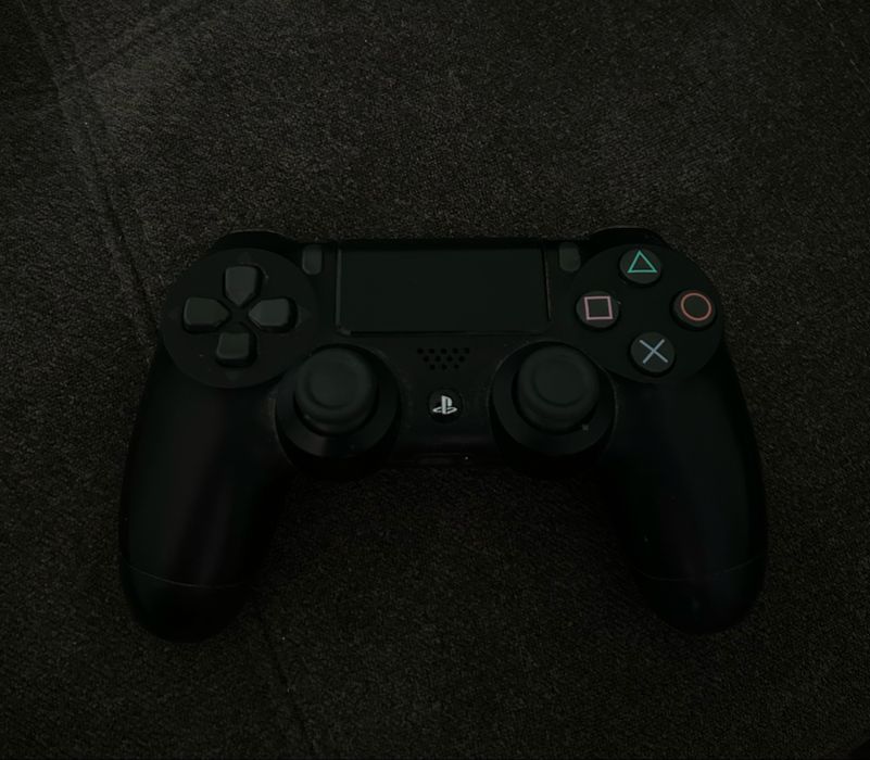 Плейстейшън 4 слим, джойстик и пет различни игри Fifa