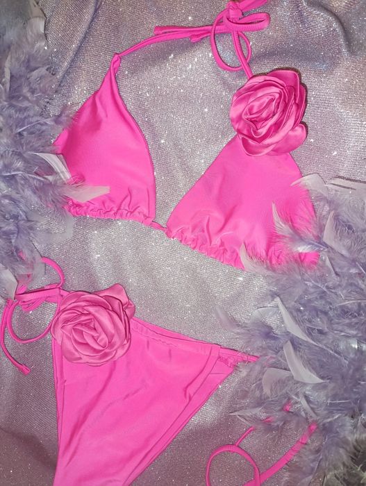 Роскошный купальник ярко розового цвета с розой.