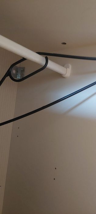 Bara de umerase ikea cu umeras blocat de ea