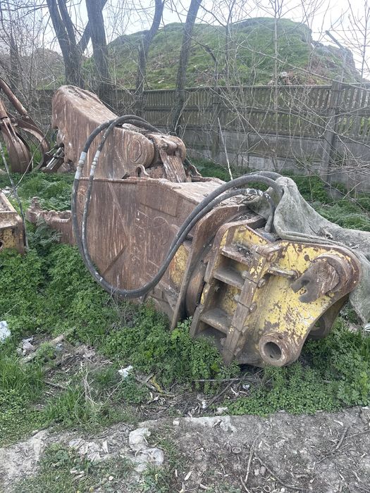 Dezmebrari utilaje, vanzari utilaje, atasamente si camioane.