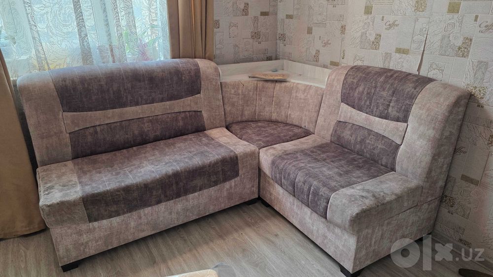 Продается Диван уголок и 2 пуфика