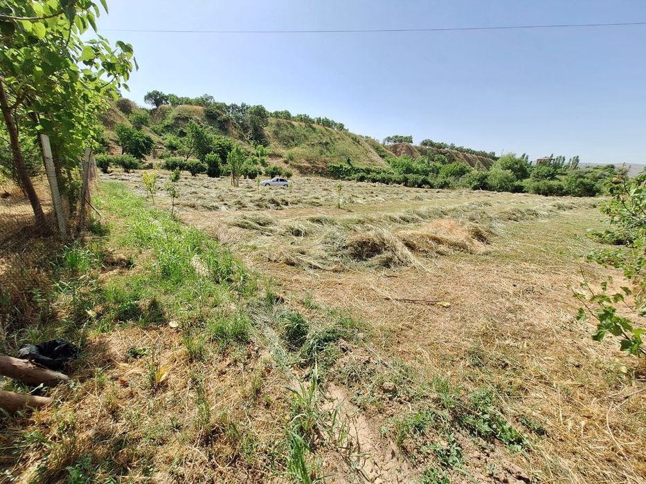 Oqtoshda 6sotix yer maydoni sotiladi.Gorbatiy mostdan 1.5km