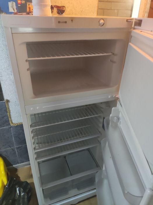 Продам холодильники 2штуки.