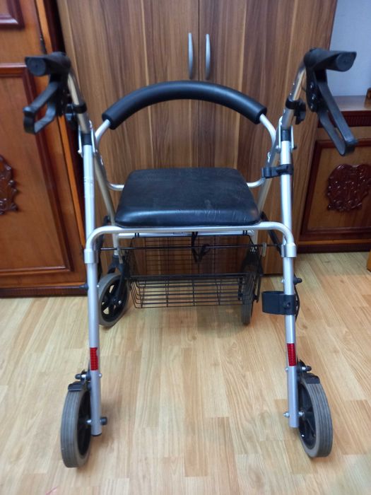 Carucior cu rotile pentru persoane cu handicap