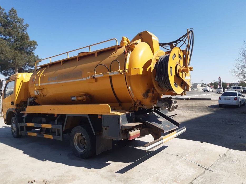 Грузовик Dongfeng для транспортировки жидких отходов и сточных вод