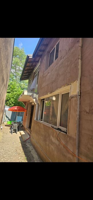 Închiriere camere la curte