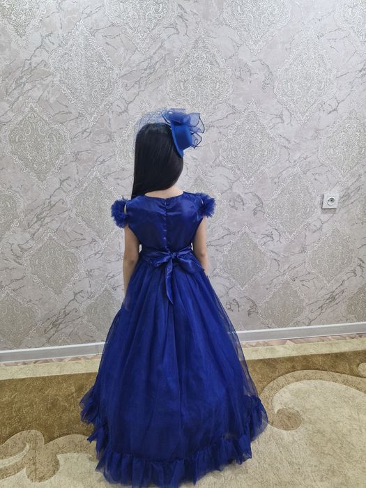 продам платья на девочку