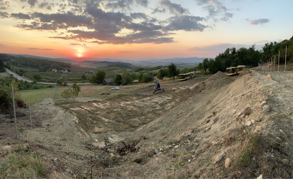 Amenajam / terasam terenuri cu buldozer si excavator