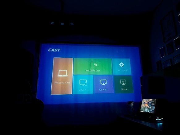 Videoproiector LOOSAFE cu ecran de proiectie 90”.  4:3