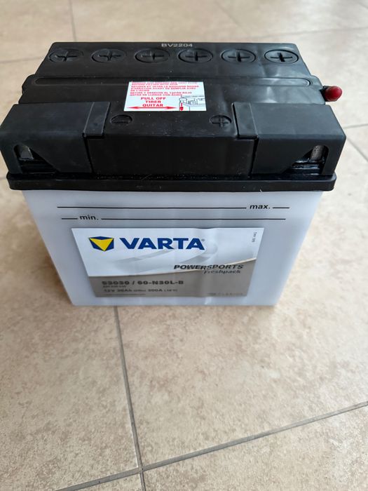 Vând baterie VARTA