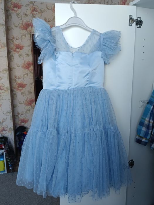 Продам нарядное платье на девочку