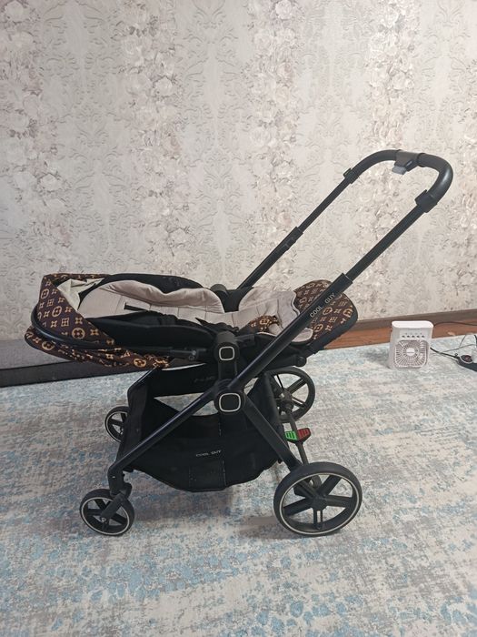 Продам срочно детскую коляску