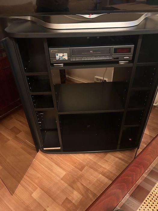 Comodă TV / Masă multimedia cu uși de sticlă și rafturi