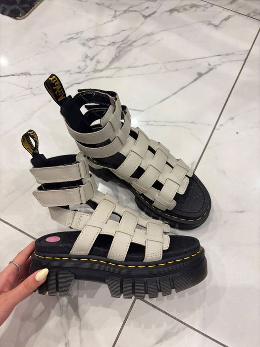 Sandale Dr. Martens crem/bej – model chunky, stare foarte bună