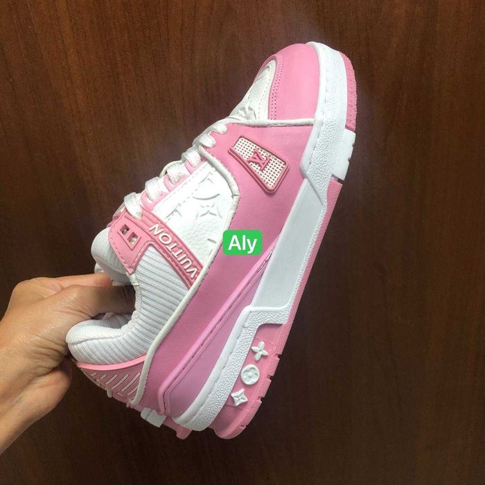 Adidasi dama, din nou în stoc