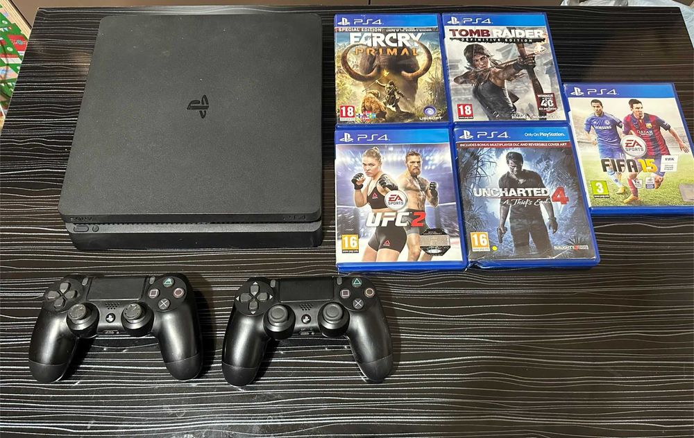 Playstation 4 Slim + 2 Controllere