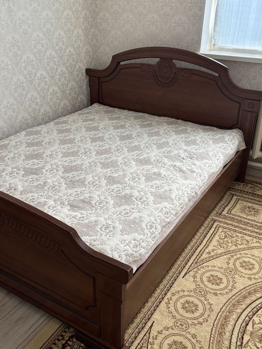 Двуспальная кровать с матрасом