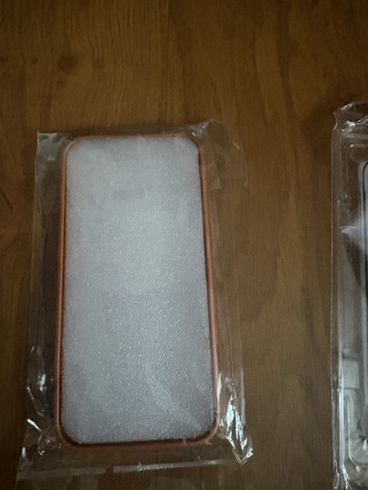 Vind folii si huse pentru iphone 13 si 16 plus