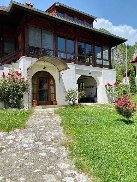 Casă în Podu Dâmboviței cu teren 9721 mp