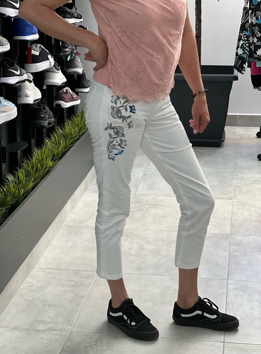 Desigual бели дънки, Guess топ и Mos Mosh дънки