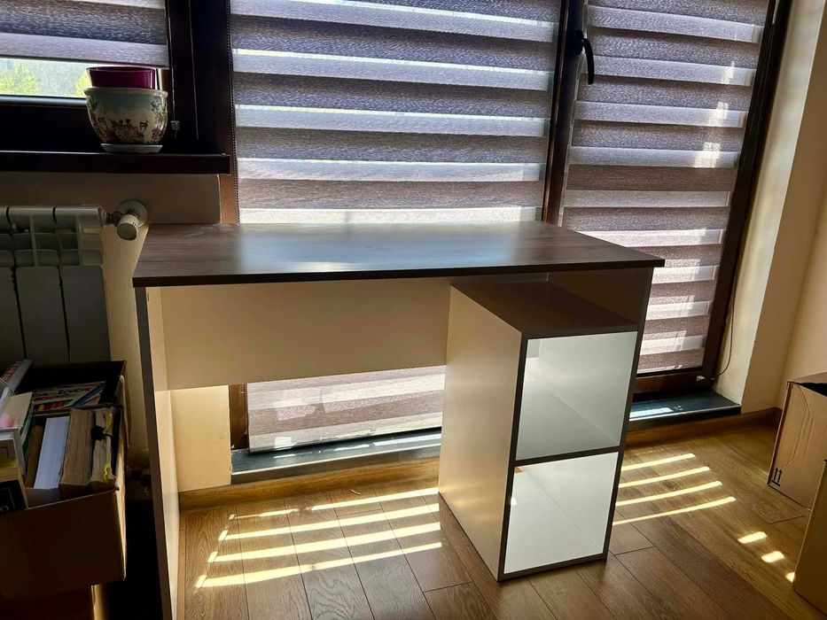 Бюро с етажерка (Орех/Бяло) – 100х50 см, отлично състояние