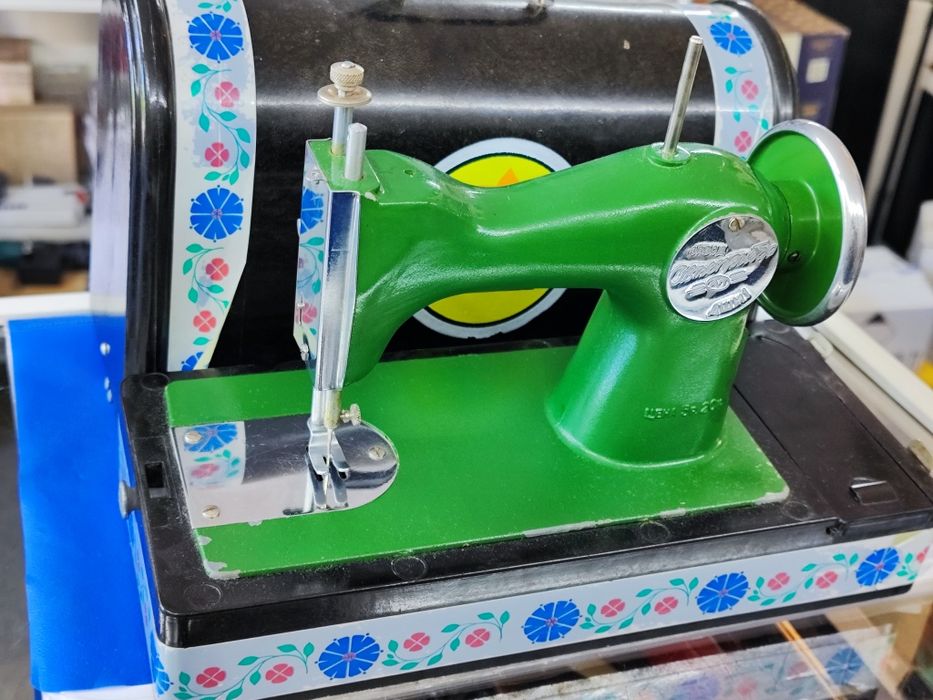 Стара играчка шевна машина