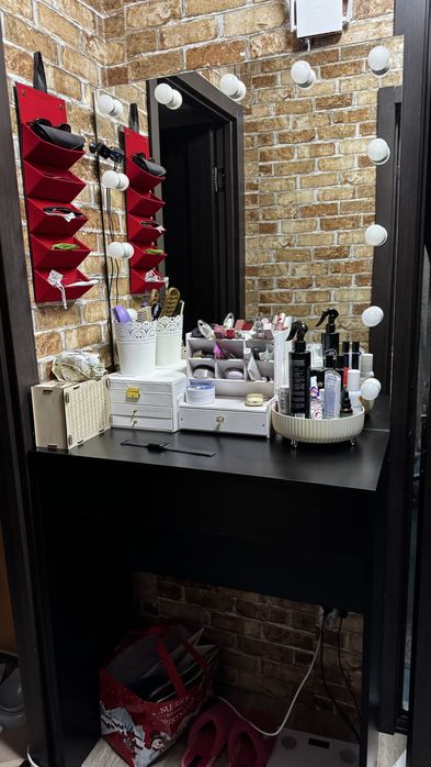 Стол зеркало с лампочками