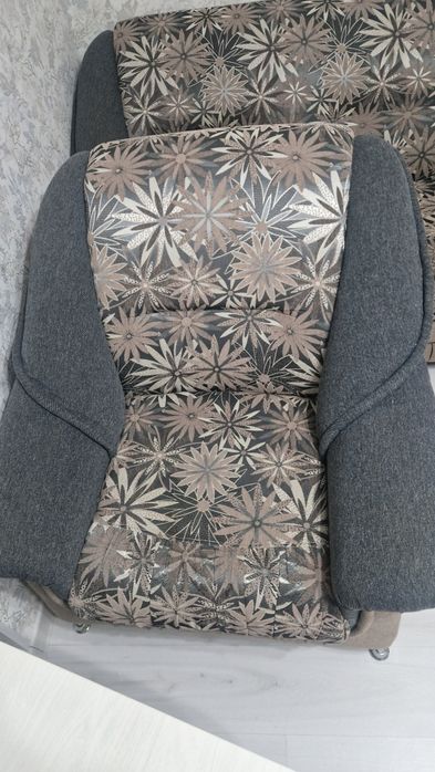 Продам диван с двумя креслами срочно