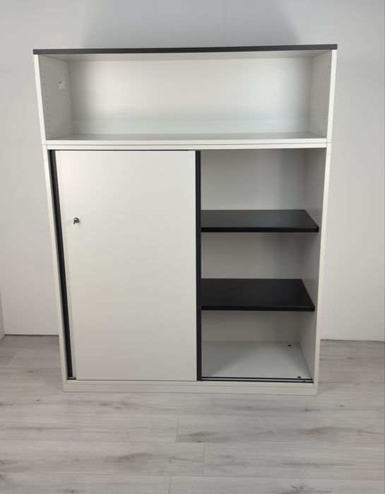 Шкаф етажарка с плъзгащи врати и допълнителна ракла,