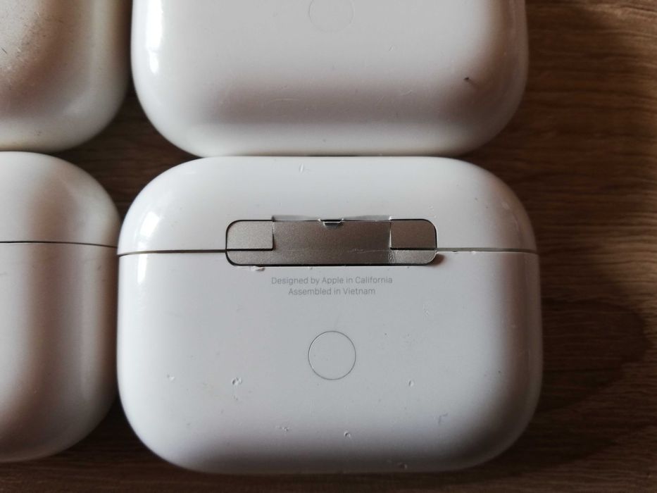 ЛОТ Оригиниали зарядни кутий Apple Airpods 3 за части