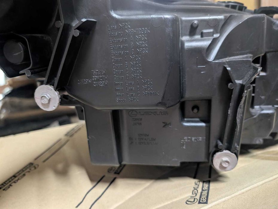 Оригинальные фары на Lexus Es 2019