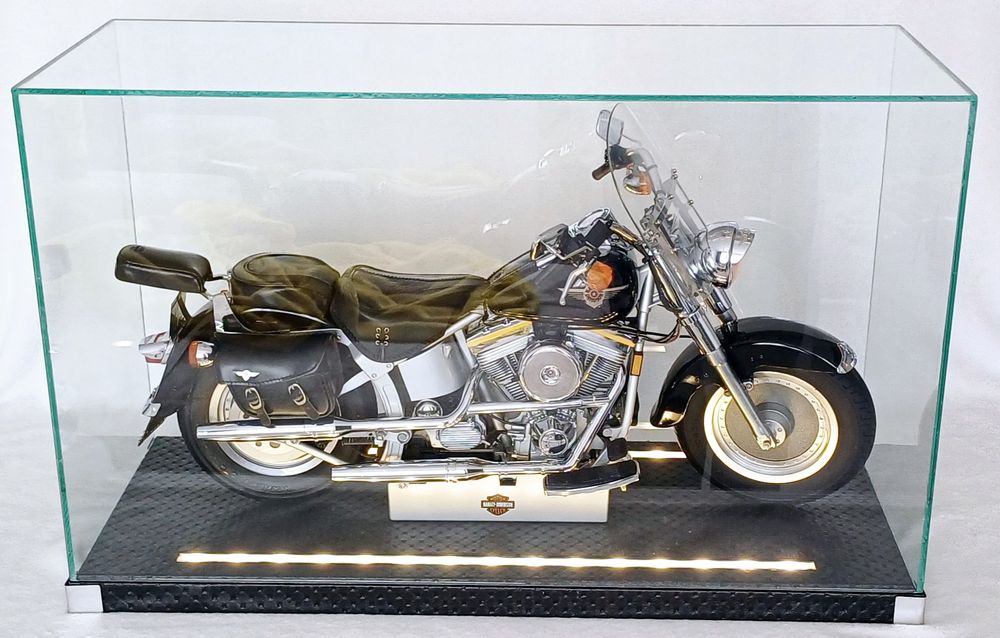 Vitrine machete auto, navomodele si aeromodele