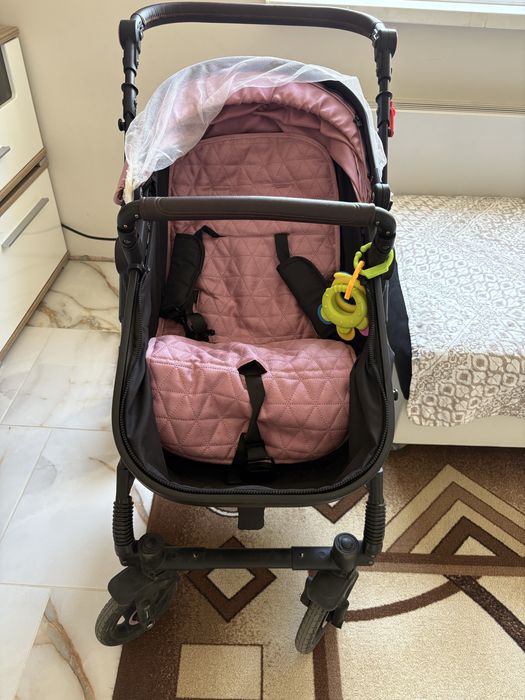 Продава се детска количка.