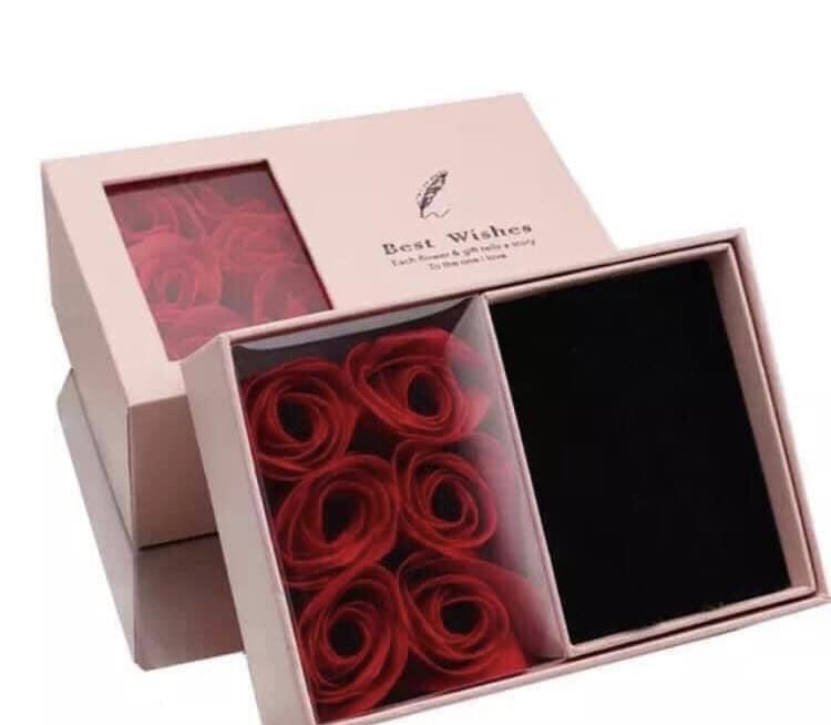 Кутия за бижута с вечни рози