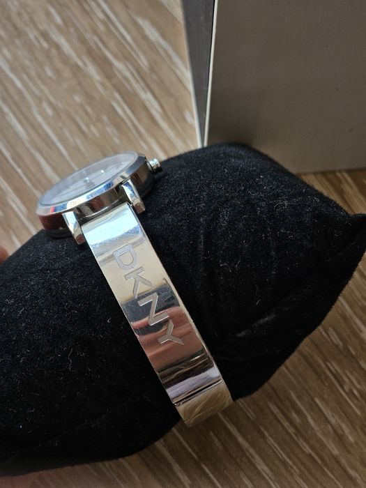 Сребрист часовник DKNY